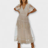 Vestido Midi de Renda com Decote Pontudo