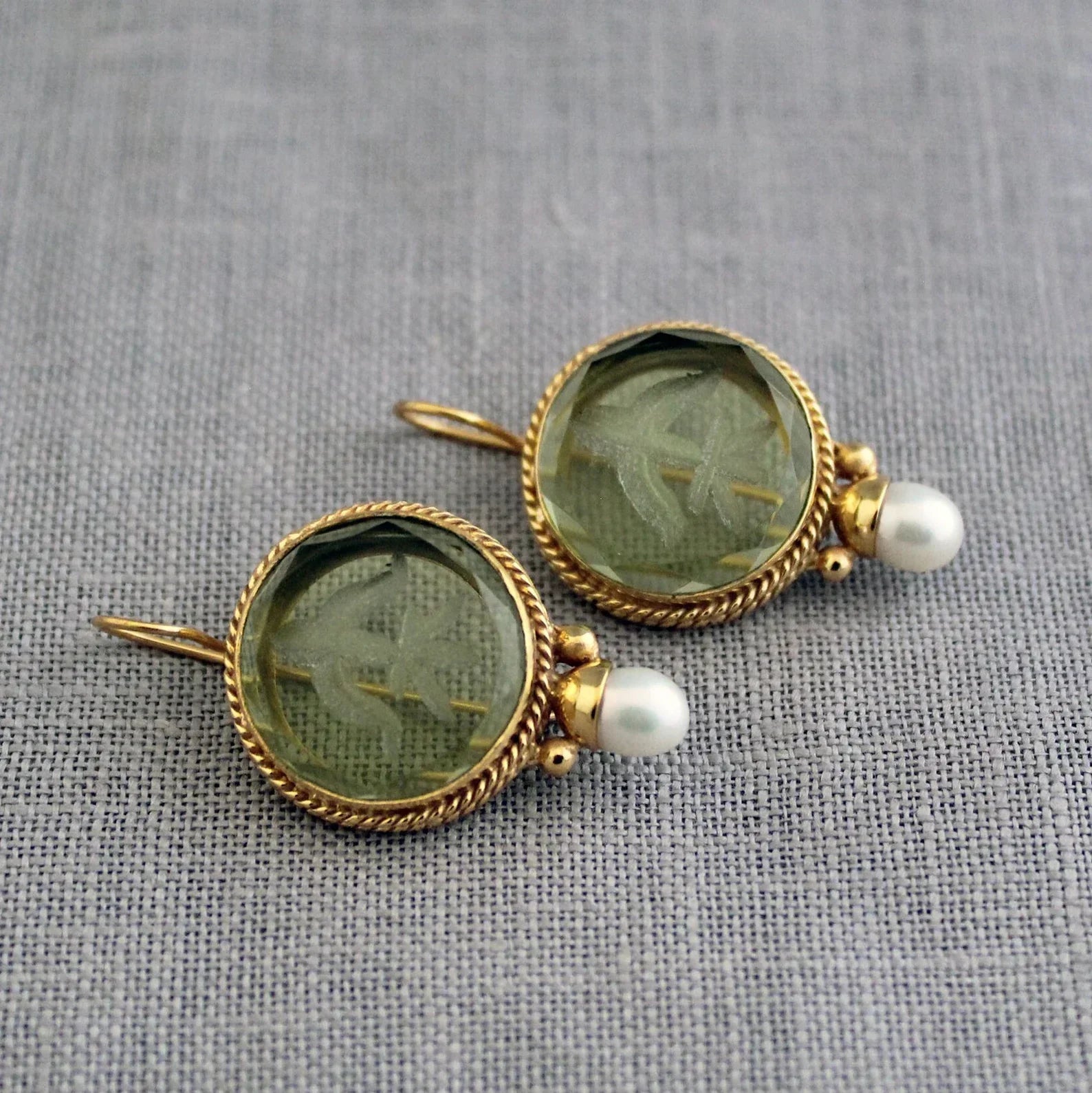 Brincos vintage Penelope com pedra verde e pérola