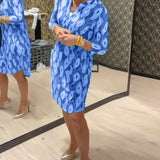 Vestido com decote em V e manga três quartos com estampa