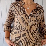 Top com estampa de leopardo com decote em V