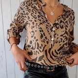 Top com estampa de leopardo com decote em V