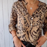 Top com estampa de leopardo com decote em V